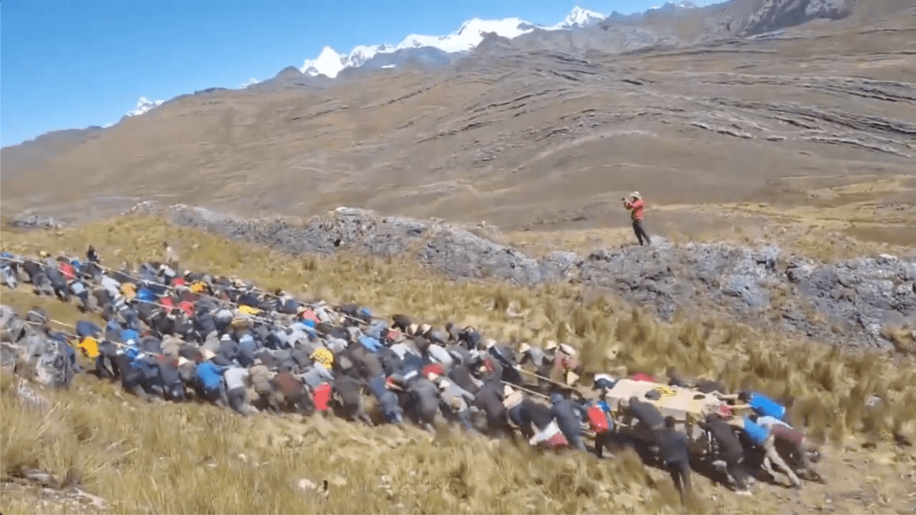 Pobladores trasladan inmensa roca de 4 toneladas al estilo inca en Ancash